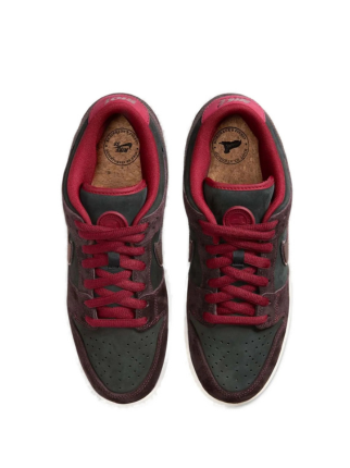 Nikee SB Dunk Low X RIOT