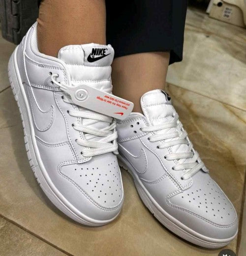 Nik ee Sb Dunk Low Pro Triple White