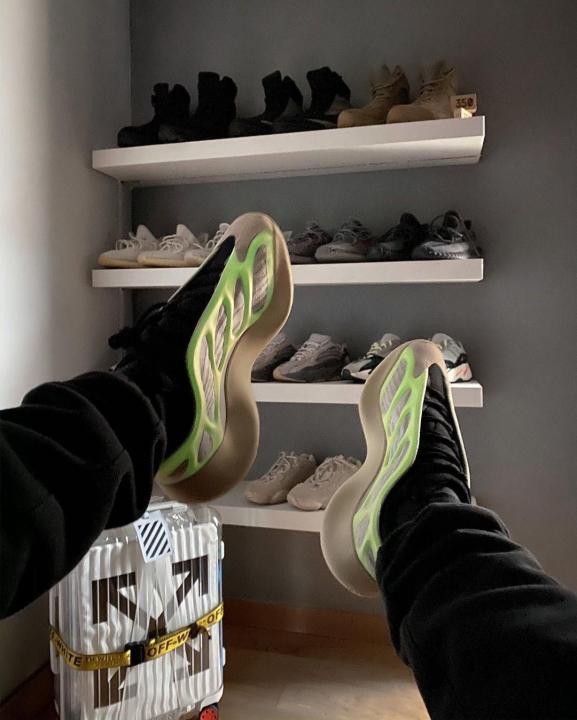 Adida.s Yeezy 700 v3 Azael Glowing Semi UA
