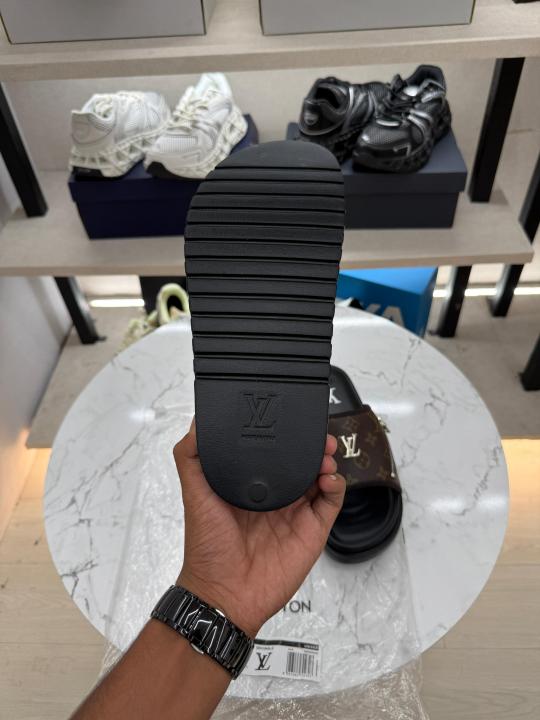 Loui.s vuitton slide brown