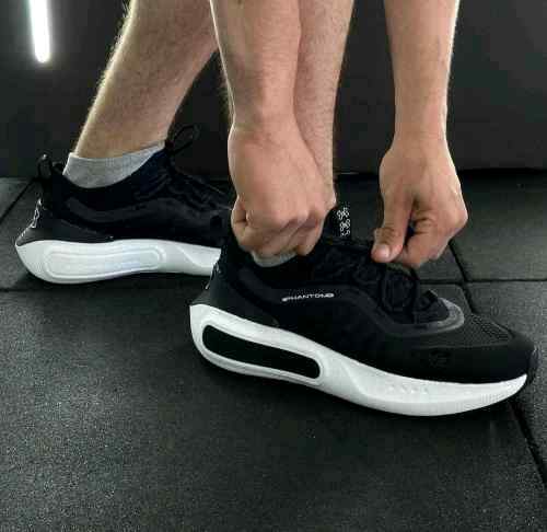 Under Armourr hovr phantom 4 black white