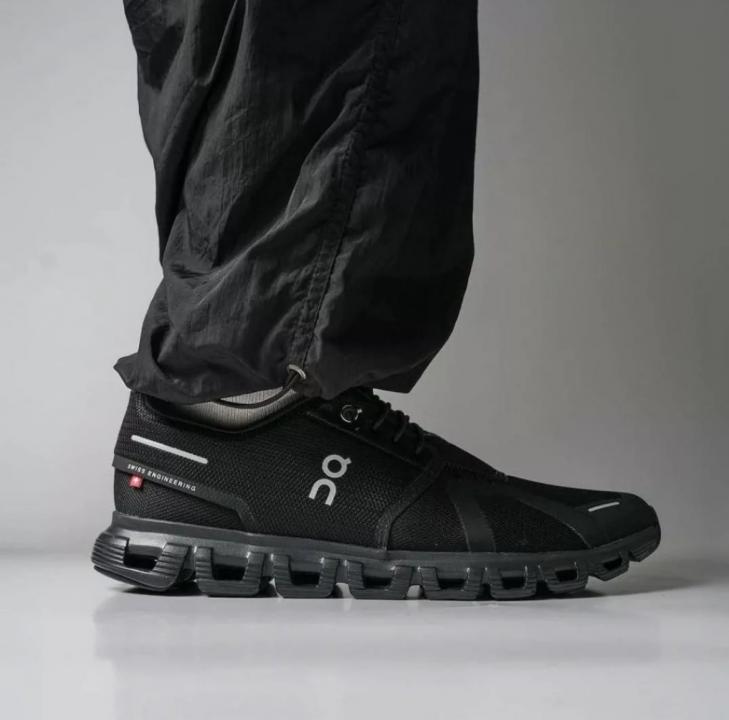 On Cloud 6 Running Black