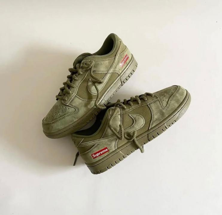 NIKKE SB DUNK LOW OLIVE X SUPREME