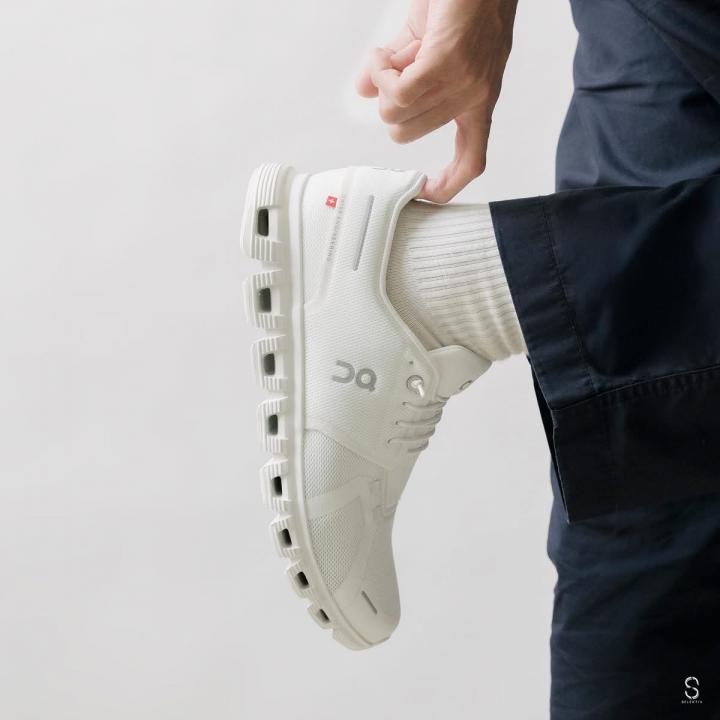 On Cloud 6 Running White