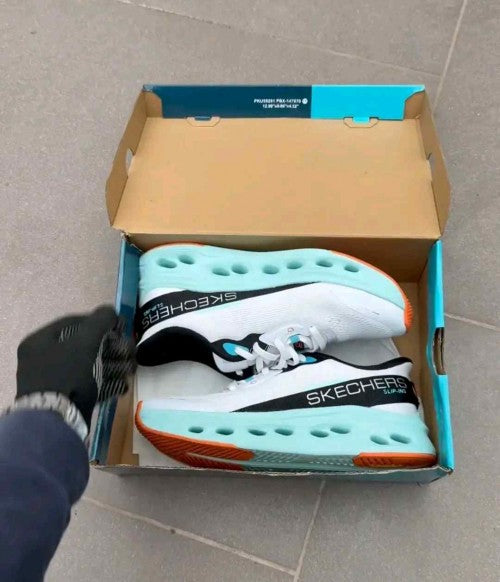 Skecherrss MAX Cushioning Glide-Step - A Slip-ins in WhiteMulti
