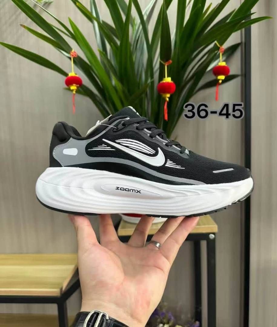 Nik Vomero 19 white black