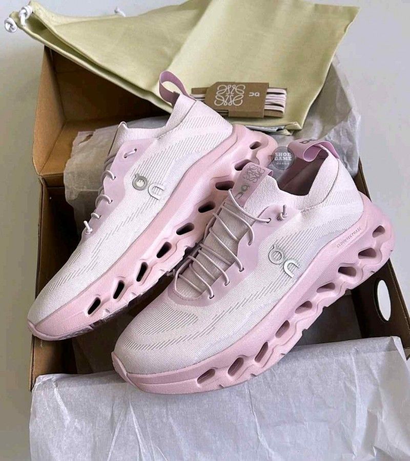 On Cloudtilt running Loewe Pale Pink for her
