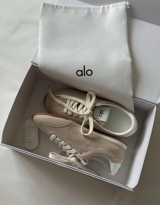 Alo Yoga Sunset Suede Sneakers Beige (