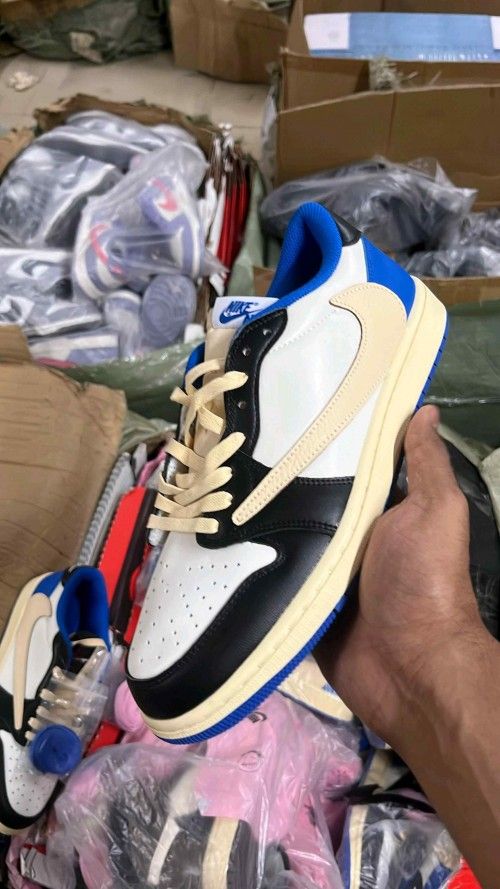 AIR JORDAN RETRO 1 TRAVIS SCOTT FRAGMENT