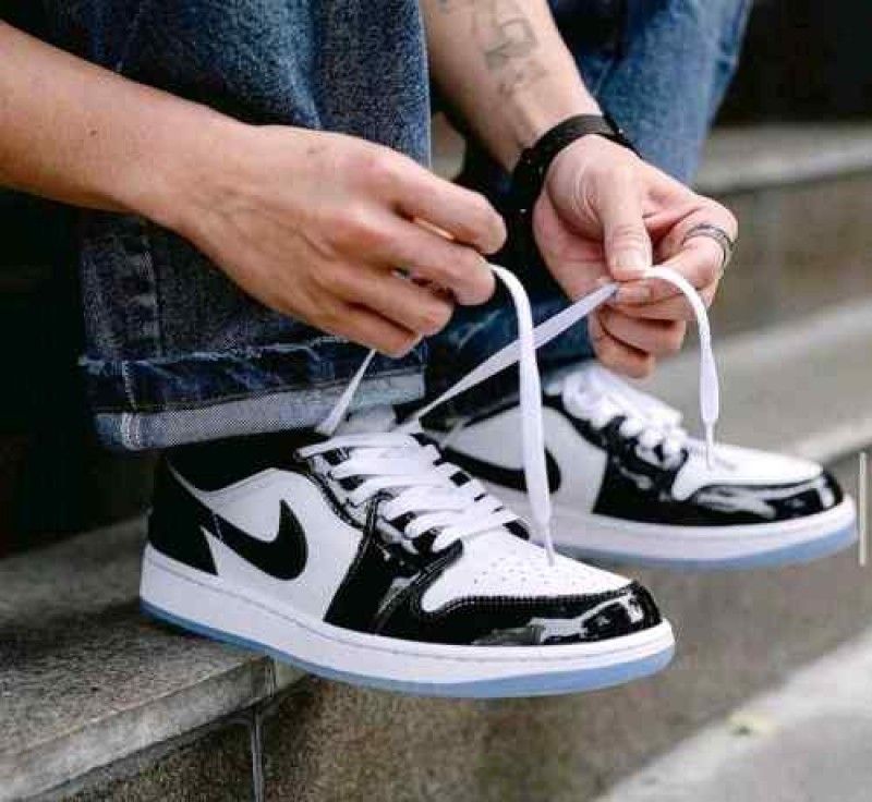 nikkee air jordan 1 low se concord white black