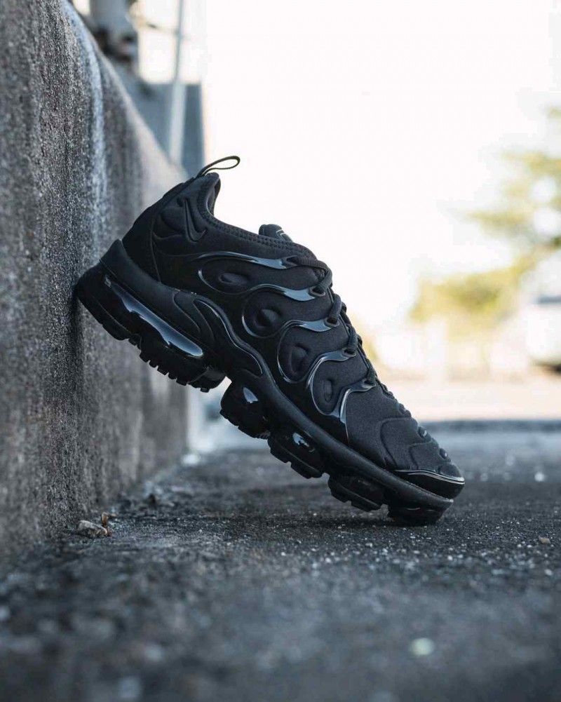 nikkee air vapormax plus TRIPLE BLACK