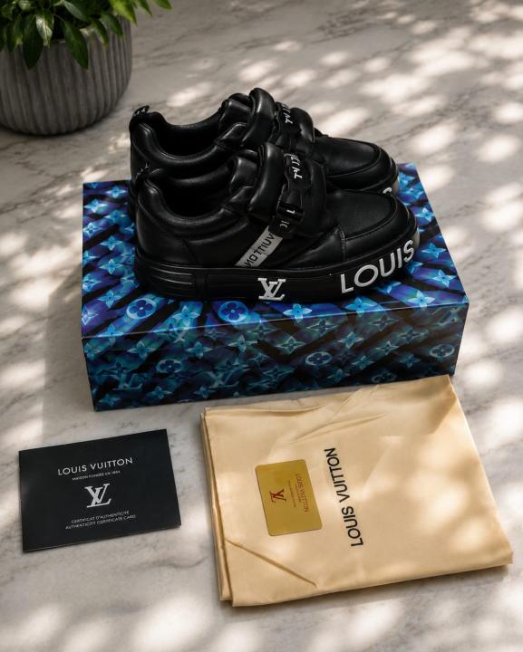 Louiis Vuiitton LV Logo Sneaker Black White 2026