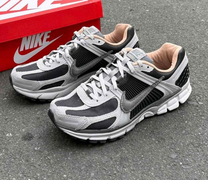 nikkee zoom vomero 5 dark smoke grey vachetta