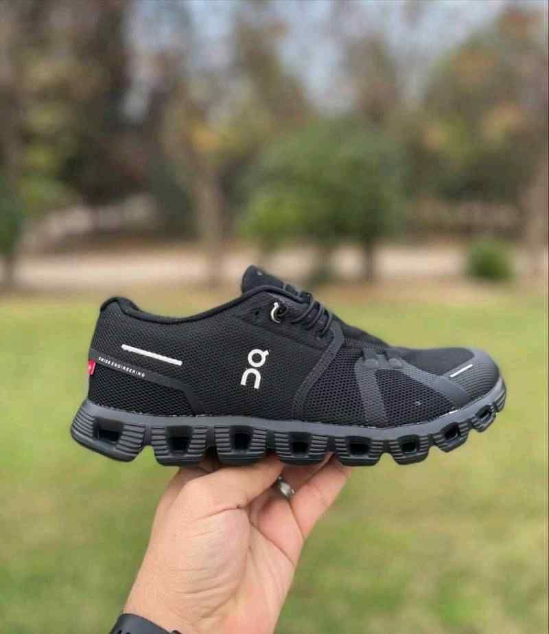 On cloud 6 waterproof Running all black