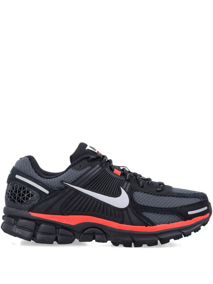 NIKE ZOOM VOMERO 5 BLACK METALLIC UNIVERSITY RED
