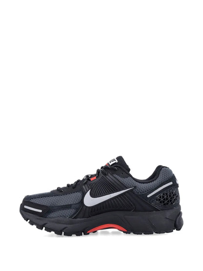 NIKE ZOOM VOMERO 5 BLACK METALLIC UNIVERSITY RED