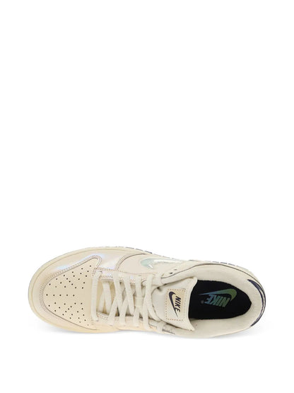 NIK.E DUNK LOW METALLIC JEWEL SWOOSH - 3