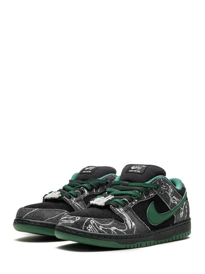 Nikee SB Dunk Low There Skateboard