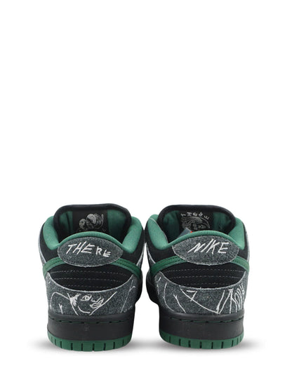 Nikee SB Dunk Low There Skateboard