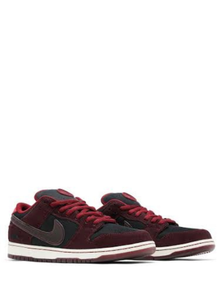 Nikee SB Dunk Low X RIOT