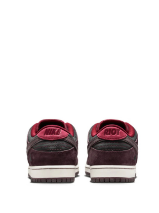 Nikee SB Dunk Low X RIOT