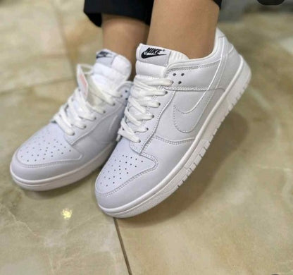 Nik ee Sb Dunk Low Pro Triple White
