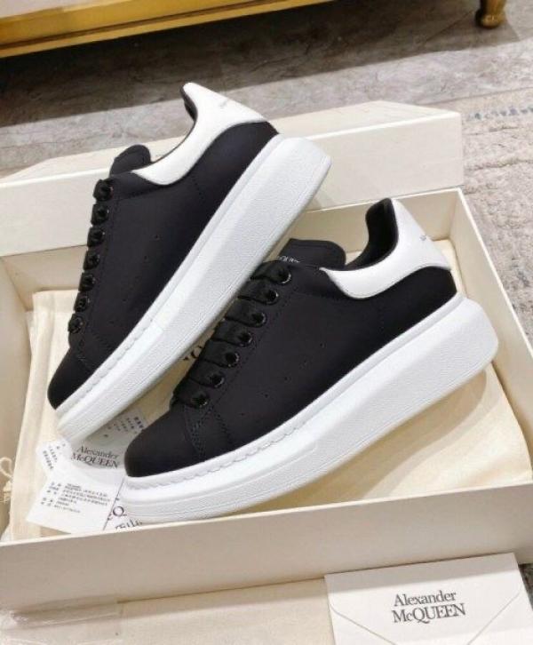 Alexander McQuee.n Sneakers With Card Bill carry Bag & Og Box