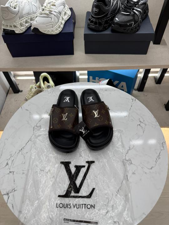 Loui.s vuitton slide brown