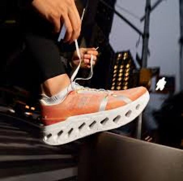 On running Cloudsurfer Orange SALE