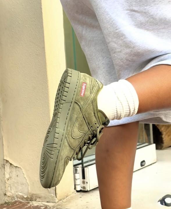 NIK.E SB DUNK LOW OLIVE X SUPREME