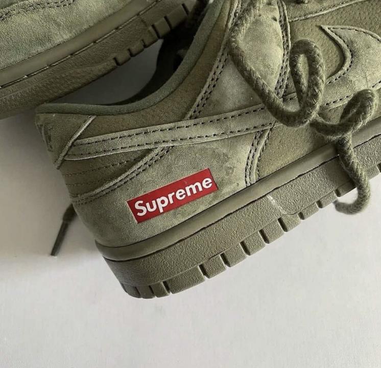 NIK.E SB DUNK LOW OLIVE X SUPREME