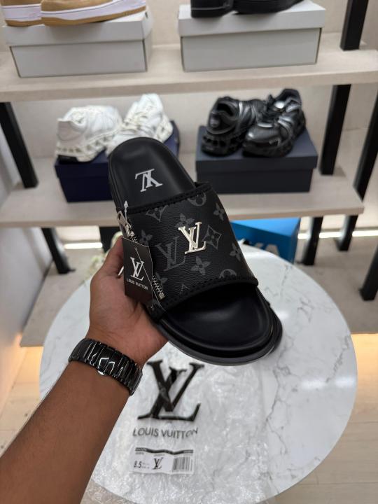 Loui.s vuitton slide black