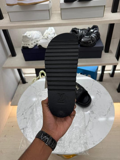 Loui.s vuitton slide black