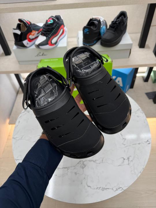 CROC S YUKOON BLACK CLOG