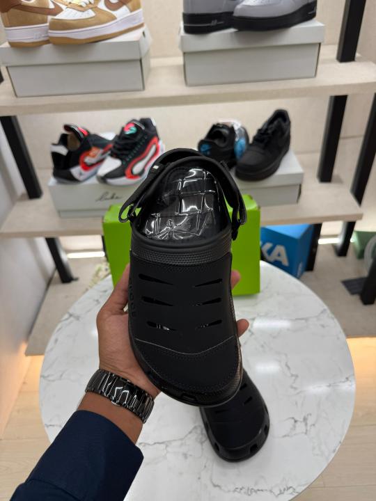 CROC S YUKOON BLACK CLOG
