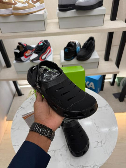CROC S YUKOON BLACK CLOG