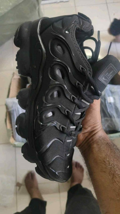 nikee air vapormax plus TRIPLE BLACK