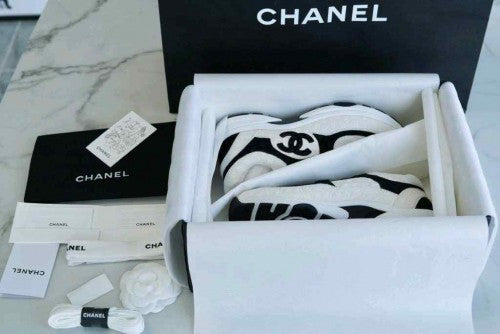 CHANEEL CC EMBOSSED LOGO WHITE BLACK SUEDE