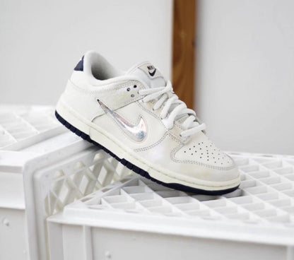 NIK.E DUNK LOW METALLIC JEWEL SWOOSH