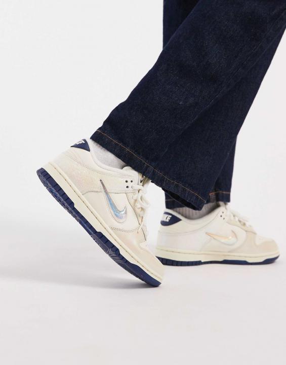 NIK.E DUNK LOW METALLIC JEWEL SWOOSH