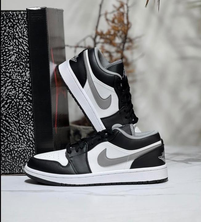 NIK.E AIR JORDAN 1 LOW PARTICLE GREY