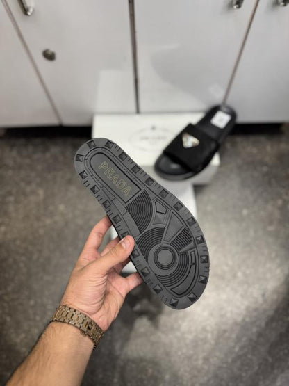 PRAD.A LOGO PREMIUM BLACK SLIDE 031