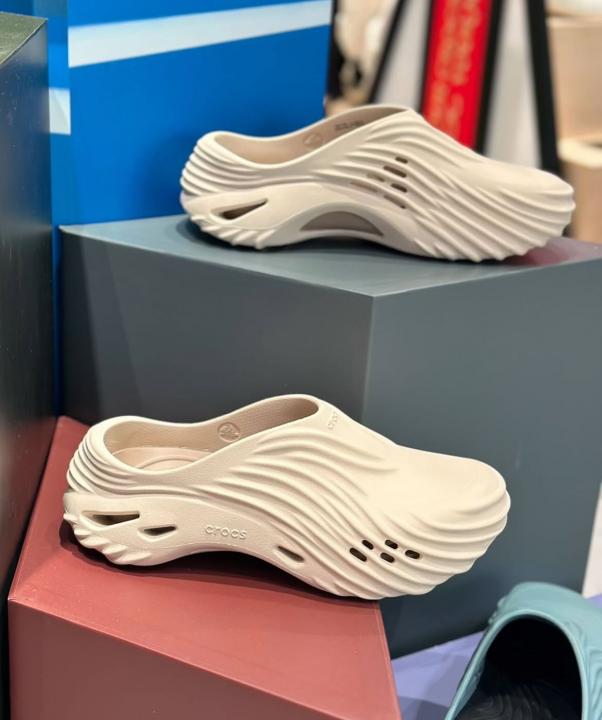 Croc.s echo wave clogs cream with og box and carry bag