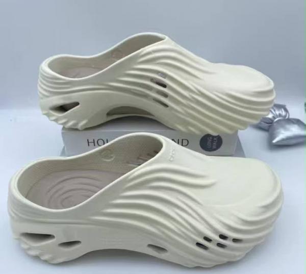 Croc.s echo wave clogs cream with og box and carry bag