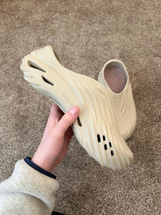 Croc.s echo wave clogs cream with og box and carry bag