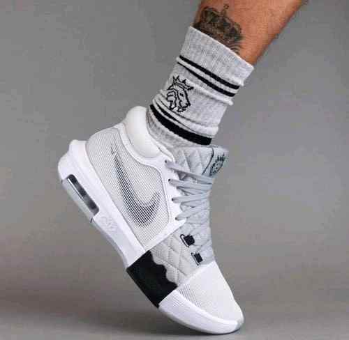 Nikee Lebron Witness 8 VIII White Black