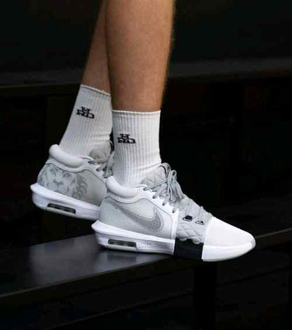 Nikee Lebron Witness 8 VIII White Black