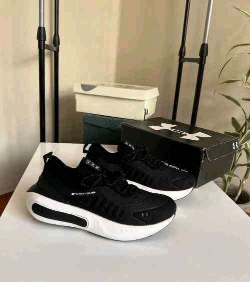 Under Armourr hovr phantom 4 black white