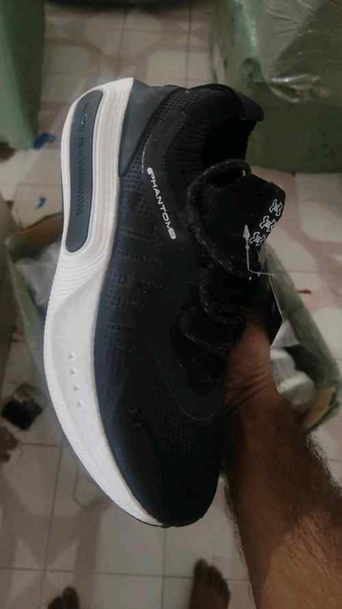 Under Armourr hovr phantom 4 black white