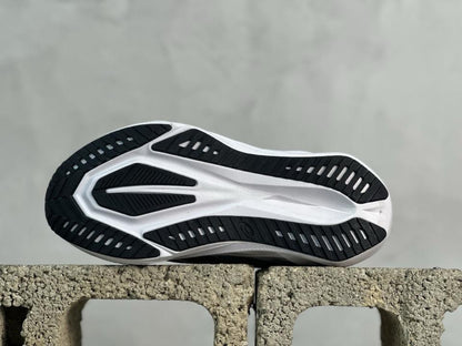 Asic.s Novablast 5 Track Club Black